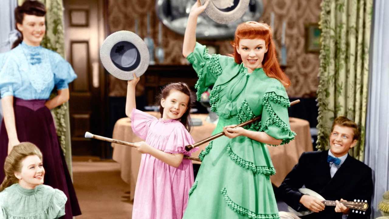 Judy Garland dancing with a little girl
